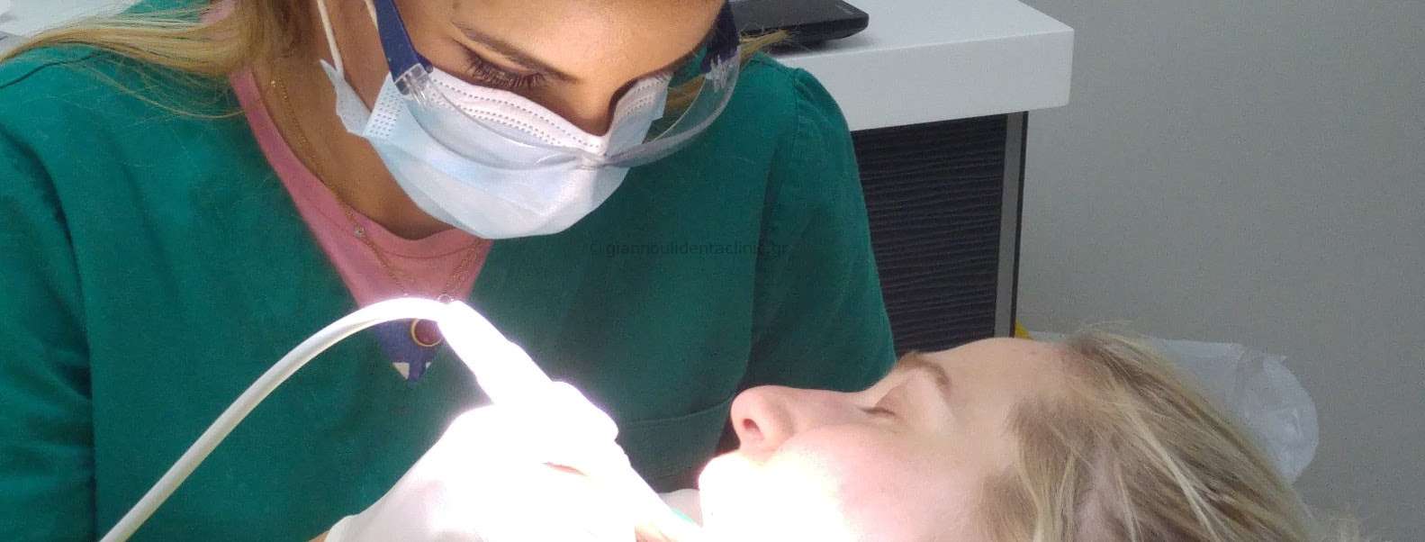 Η οδοντίατρος Παναγιώτα Γιαννούλη εξετάζει ασθενή